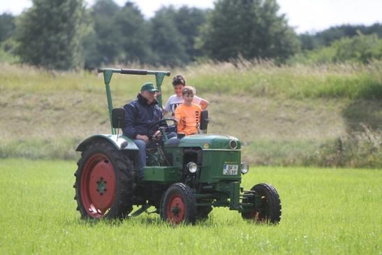 für die Kinder gab es auch eine Ausfahrt mit dem Oldtimer-Trecker